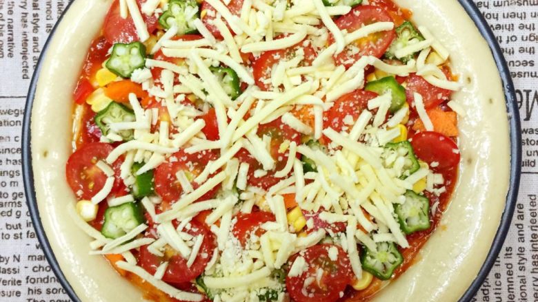 第一次DIY 杂蔬火腿肠披萨🍕饼,均匀撒上一层马苏里拉芝士碎。