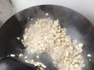 鸡蓉蘑菇汤,再用10g黄油翻炒蘑菇丁，待炒出很多水后将炒好的面粉倒入继续翻炒，之后加入凉水，及时搅动，在加些盐和一盒牛奶，待翻滚后关火，放些香菜做点缀！