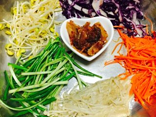 韩式石锅拌饭#王氏私房菜#,各种炒好的蔬菜一一分类捋顺