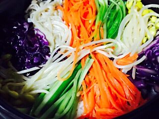 韩式石锅拌饭#王氏私房菜#,把炒好的各种蔬菜均匀滴码在米饭上面
