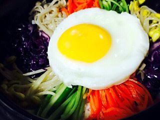 韩式石锅拌饭#王氏私房菜#,把煎好的鸡蛋码在蔬菜上面