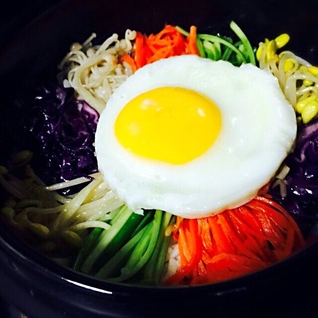 韩式石锅拌饭#王氏私房菜#,把煎好的鸡蛋码在蔬菜上面