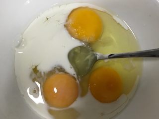 日式玉子烧,把牛奶、糖、盐加入鸡蛋里（想嫩一点就多加点牛奶，但是太多容易不好成型所有适量多点就好）