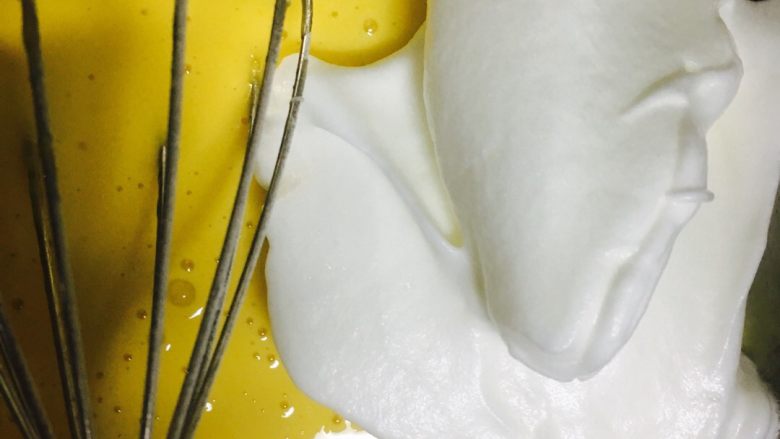 肉松卷,取1/3的蛋白加入到蛋黄糊中