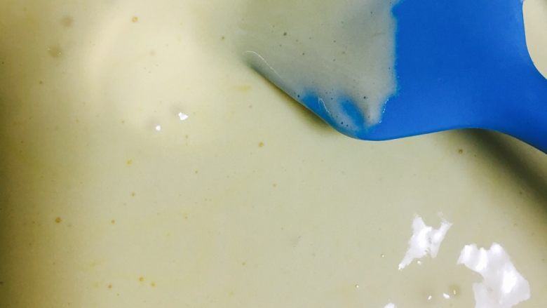 肉松卷,用蛋抽划一字的手法，将蛋白和蛋黄混合均匀。
