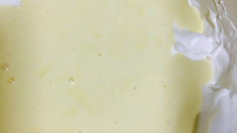肉松卷,将拌好的蛋黄糊再倒回至蛋白霜中。