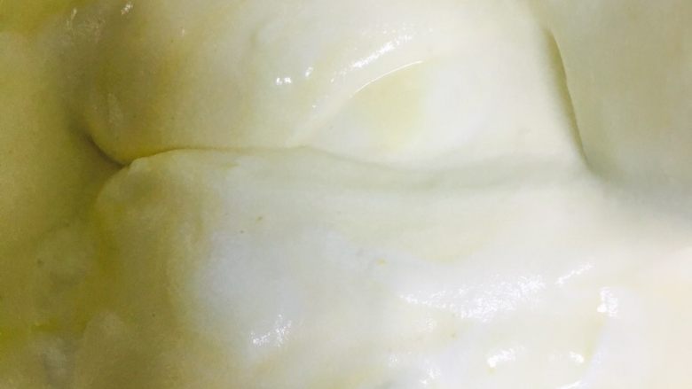 肉松卷,用翻拌和划一字的手法，将蛋黄糊和蛋白混合均匀。