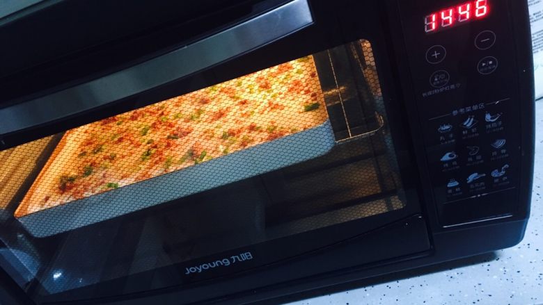肉松卷,放入预热好180度的烤箱中下层，上下火烤15分钟即可。