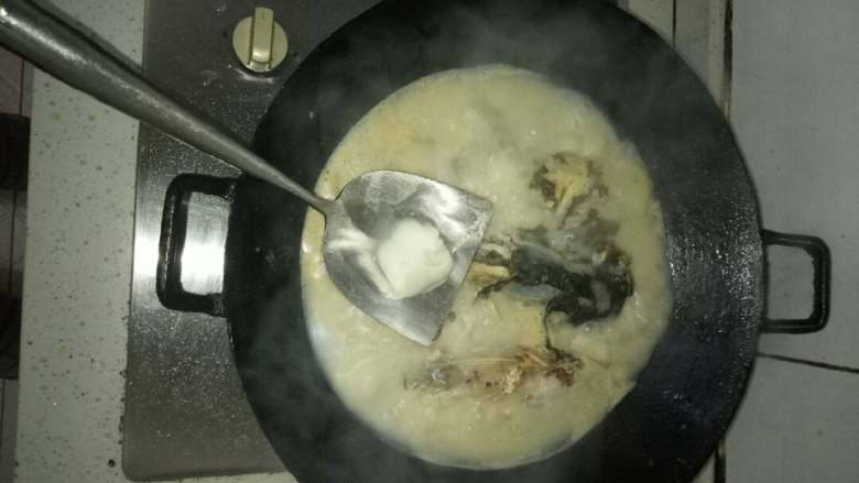 奶香鱼头炖豆腐，新手必学菜之一,现在汤汁已经略微差点了，加入猪油，大火烧开，
