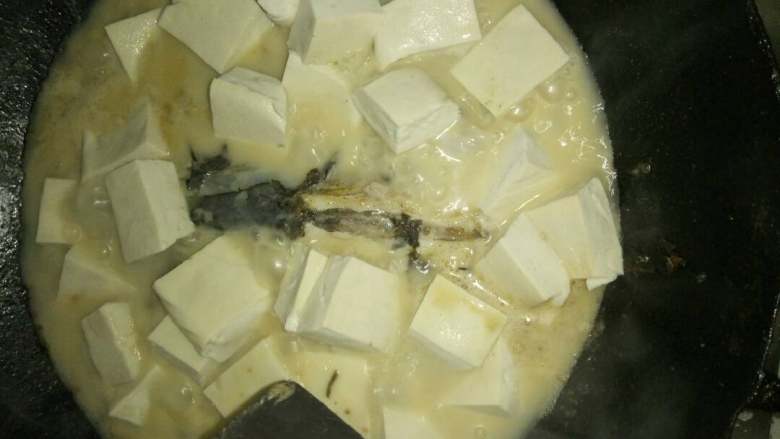 奶香鱼头炖豆腐，新手必学菜之一,加入豆腐块，大火烧起来，闷至豆腐块内部出现蜂窝，即可出锅。