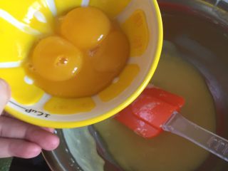 轻҉乳҉酪҉蛋҉糕҉🍰,把蛋黄和蛋白分开装入无水无油容器里