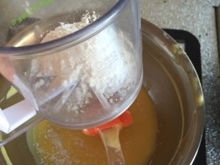 轻҉乳҉酪҉蛋҉糕҉🍰,低筋面粉和玉米定粉过筛后加入搅拌均匀