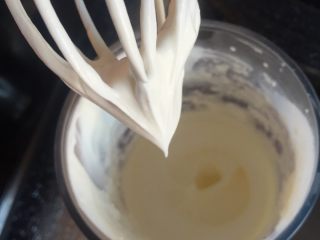 轻҉乳҉酪҉蛋҉糕҉🍰,蛋白加入柠檬汁几滴在分次加入细砂糖打发湿性发泡（预热烤箱160°烤盘里放水一起预热）