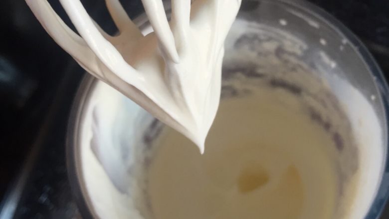 轻҉乳҉酪҉蛋҉糕҉🍰,蛋白加入柠檬汁几滴在分次加入细砂糖打发湿性发泡（预热烤箱160°烤盘里放水一起预热）