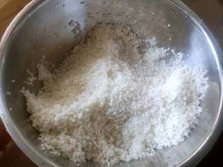 潮汕芋头糕,第二天拿出来，用个不锈钢盆装上米，再倒入900克水。芋头切成小方型颗粒，用油炒熟，洒上细盐备用。