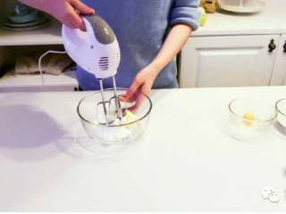 寶寶輔食：瑪格麗特餅干,在軟化后的黃油中加入糖粉，用打蛋器打發。
