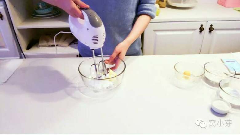 宝宝辅食：玛格丽特饼干,在软化后的黄油中加入糖粉，用打蛋器打发。