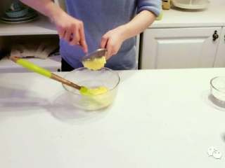 寶寶輔食：瑪格麗特餅干,拿一個篩子，將煮熟的蛋黃放入篩子中，用勺子按壓，蛋黃就會通過篩子變成蛋黃細末，然后用刮刀簡單攪拌均勻。
