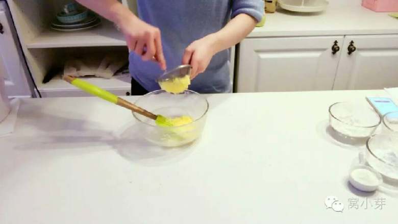 宝宝辅食：玛格丽特饼干,拿一个筛子，将煮熟的蛋黄放入筛子中，用勺子按压，蛋黄就会通过筛子变成蛋黄细末，然后用刮刀简单搅拌均匀。