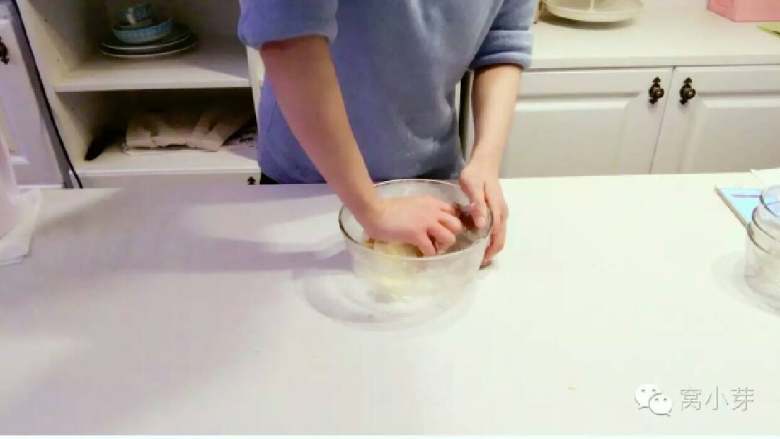 宝宝辅食：玛格丽特饼干,用刮刀简单混合，然后直接用手揉成面团。
》此时盆会很干净，刚开始揉的时候，会觉得难以成团，多揉一会就可以很好成团了。