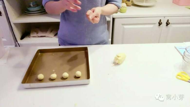 宝宝辅食：玛格丽特饼干,取出面团，揉成一个个小圆球放在烤盘上，大小不要相差太大，给小朋友吃可以小个一点，我差不多每个10g左右。