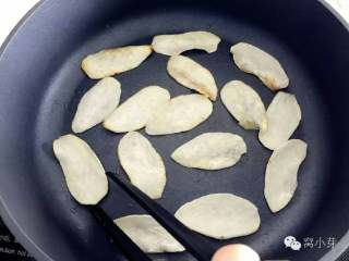 宝宝辅食：芋头脆片,待芋头片透明变色，可用夹子进行翻面。