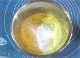 杏仁曲奇,将黄油用电动打蛋器打散，加入盐再打几下，再分二次加入糖打发。