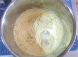 杏仁曲奇,将黄油打至颜色变浅体积变大。