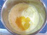 杏仁曲奇,分二次加入鸡蛋液打发，加一次鸡蛋液打至完全吸收再加下一次。
