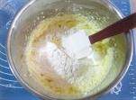 杏仁曲奇,粉类过筛后加入打发的黄油以切拌法拌匀。