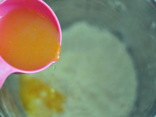 法式水果塔,一个蛋黄加清水、盐、糖A，搅拌均匀，倒入盆里，揉成面团。