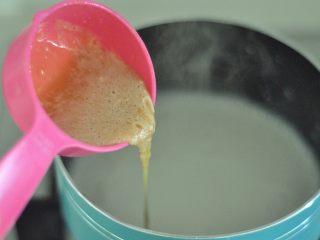 法式水果塔,取全蛋半个、糖B、低筋面粉B、2克香草粉，搅拌均匀，分两次加入牛奶中。