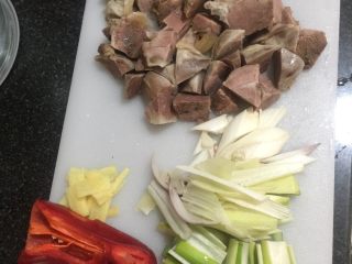 土豆烧牛肉,葱姜蒜切小片，熟牛肉切块，小葱切小段