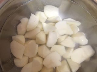 土豆烧牛肉,土豆去皮洗净切块放入盆内水洗