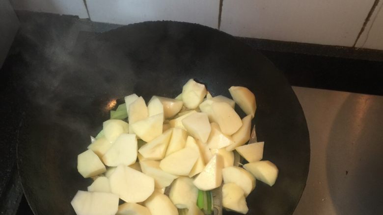 土豆烧牛肉,加入冲净的土豆