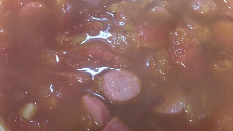 「吃货久久」美味的番茄香肠鸡蛋拉面,汤里加入辣椒和香肠一起搅拌 调味加入生抽，味极鲜和少许盐，就可以关火了