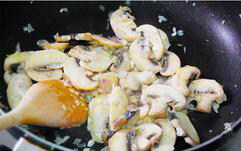红酒蘑菇牛排,把蘑菇放入锅中拌炒均匀。