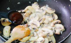 红酒蘑菇牛排,加入1大勺的牛排酱。