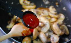 红酒蘑菇牛排,加入1大勺的番茄酱。