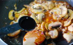 红酒蘑菇牛排,再加入3大勺的红酒，1杯份量的高汤加入锅中一起烧煮，加入适量盐和黑胡椒粉调味。翻炒均匀。