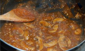 红酒蘑菇牛排,把面粉分次撒进锅中，边煮边搅拌，直到汤汁浓稠，这样酱汁就完成了，可以盛出一旁备用。