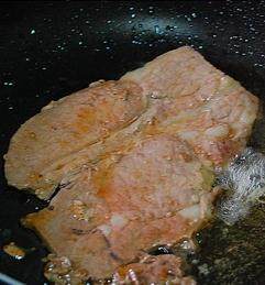 红酒蘑菇牛排,热锅放入橄榄油（黄油也可以），把牛排两面各煎约2分钟