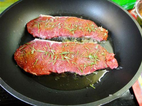 黑胡椒迷迭香牛排,平底锅内放油，放肉。