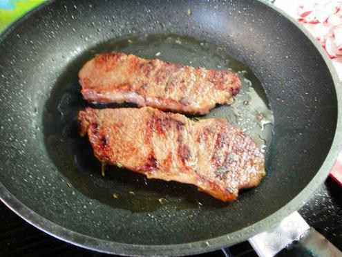 黑胡椒迷迭香牛排,翻面后再煎一下即可。