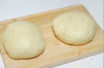 葡萄卷面包,将发好的面团排气，分成两等分，中间发酵15分钟。