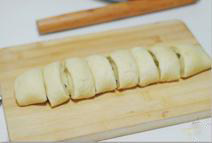 葡萄卷面包,从上而下卷起，切成八等份。