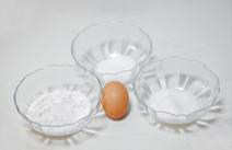 手指饼干,将鸡蛋的蛋白蛋清分离。将蛋白用打蛋器打至呈鱼眼泡状，加入1/3的细砂糖。
