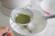 抹茶蜜豆蛋糕卷,筛入低粉和抹茶粉搅拌均匀。