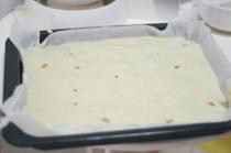 抹茶蜜豆蛋糕卷,将蛋糕糊倒在烤盘上，用力震两下以震灭大气泡。
