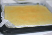 抹茶蜜豆蛋糕卷,烤箱中层180度烘烤20分钟。